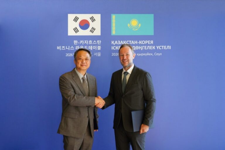 유엠브이기술 방윤성 대표와 카자흐스탄 AGTECH 관계자가 보안 기술 협력 MOU 체결식에서 악수하는 모습